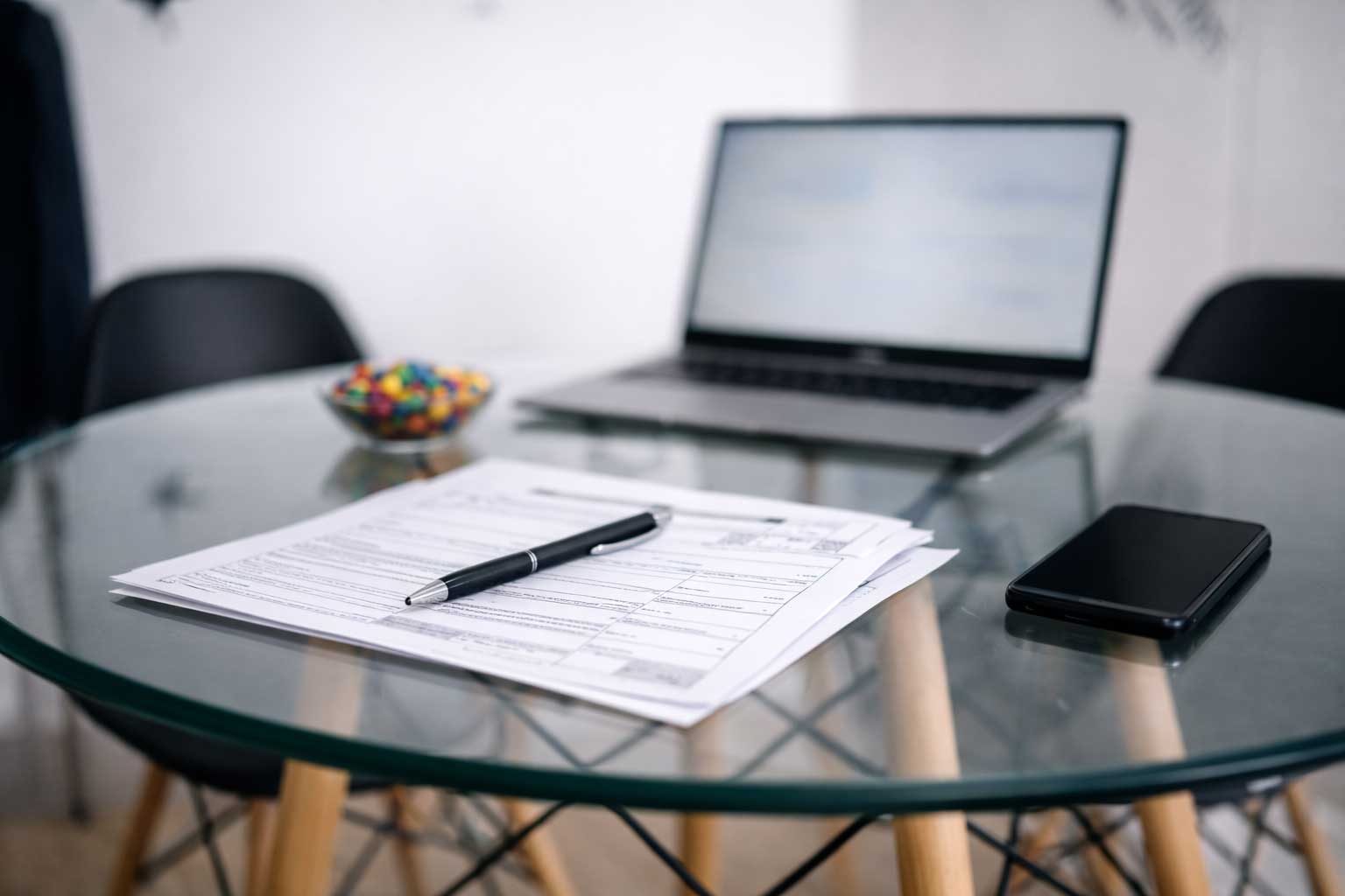 Equipo de Menza Asesores trabajando